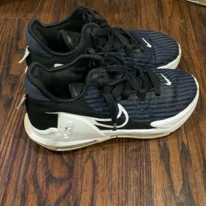 Youth basketball shoes